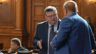 Цацаров се отби набързо при Караянчева в парламента