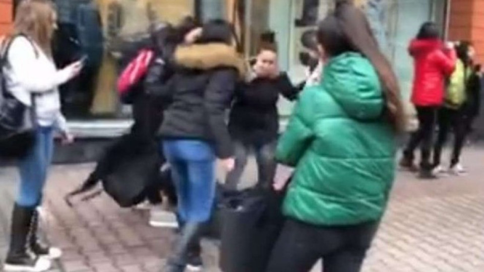 Закопчаха 9 момичета за организиран побой пред МОЛ в София | StandartNews.com