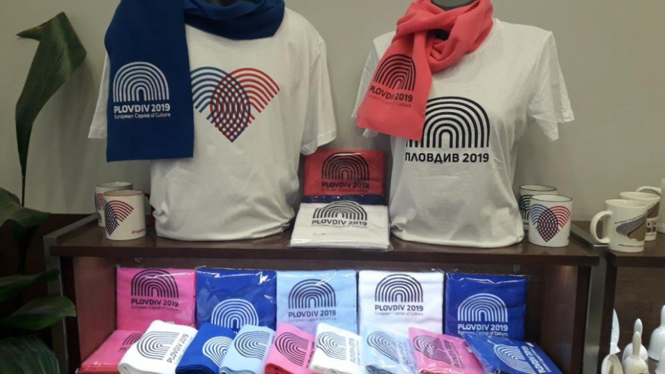 Пуснаха в продажба сувенирни шалове с логото на "Пловдив 2019" | StandartNews.com