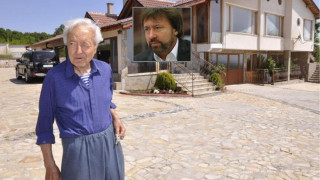 Николай Банев се сбогува с баща си под охрана