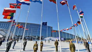 НАТО отваря авиобаза в Албания