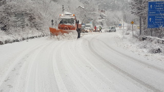 Продължава борбата със снежната стихия в Смолянско