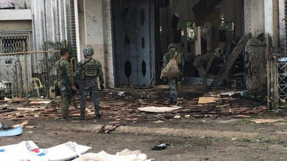 27 загинали при терористичен акт в църква във Филипините | StandartNews.com