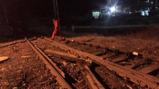Дерайлиралият влак унищожил километри релси