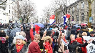 Червени шалчета срещу жълти жилетки в Париж