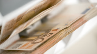 Гърция повиши минималната работна заплата с 64 евро