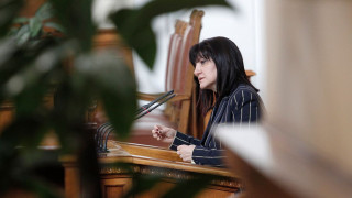 Караянчева: Банов да не подава оставка преди проверката