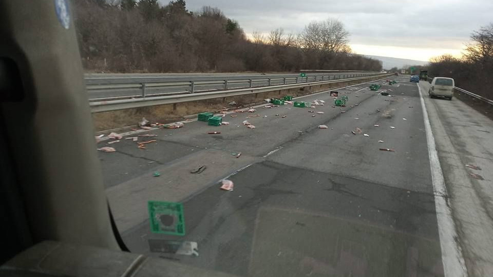 Колбаси засипаха магистрала "Хемус" след катастрофа | StandartNews.com