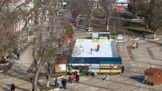 Безплатна ледена пързалка за децата в Бяла Слатина