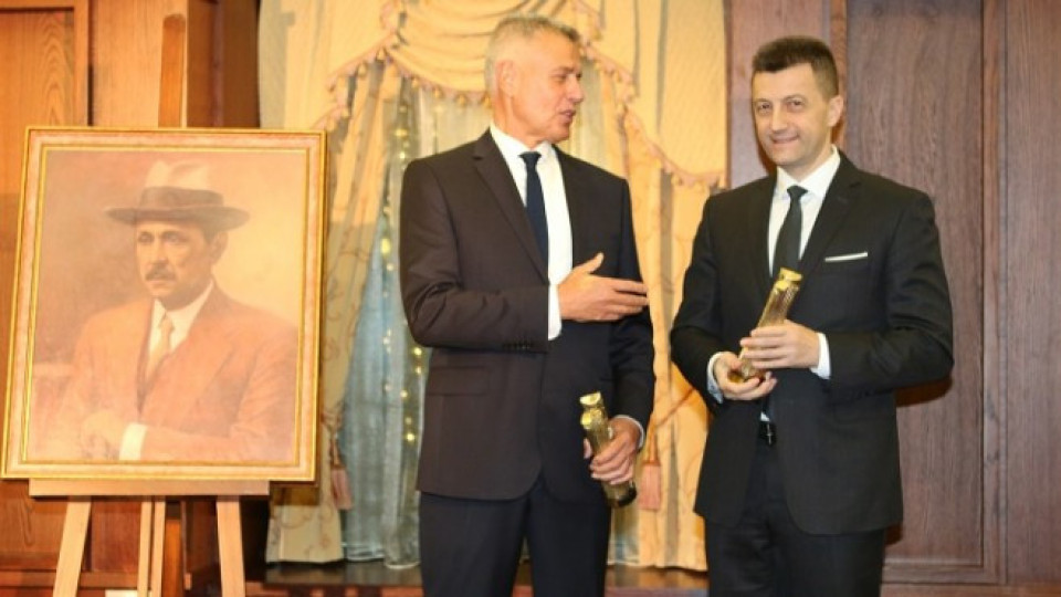 Петър Андронов с приз "Буров" | StandartNews.com
