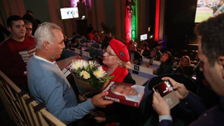 Стоичков раздава автографи до полунощ в Лондон