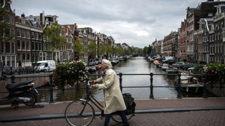 В Холандия глобяват велосипедисти за говорене по телефон