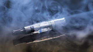 Лекарите забраниха електронните цигари с вкус на пуканки и карамел