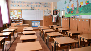 Родители нападнаха училищен охранител, той ги напръска със спрей