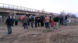 Жители на Розово протестират срещу фирма, застрашавала мост