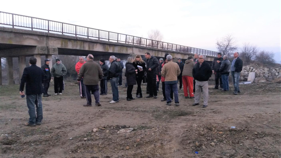Жители на Розово протестират срещу фирма, застрашавала мост | StandartNews.com