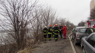 2-годишно дете оцеля по чудо в кола, пропаднала до жп линия