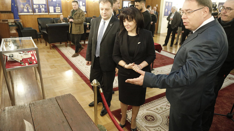 Депутати гледаха Търновската конституция | StandartNews.com