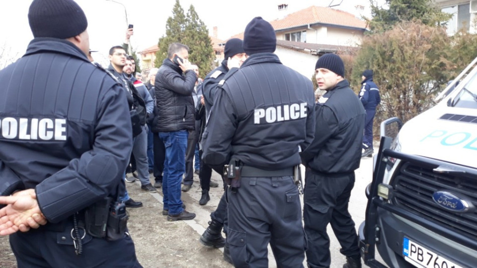Напрежение във Войводиново, ромите се върнаха | StandartNews.com