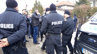 РАЗВРЪЗКА: Кметът на Войводиново изведе ромите