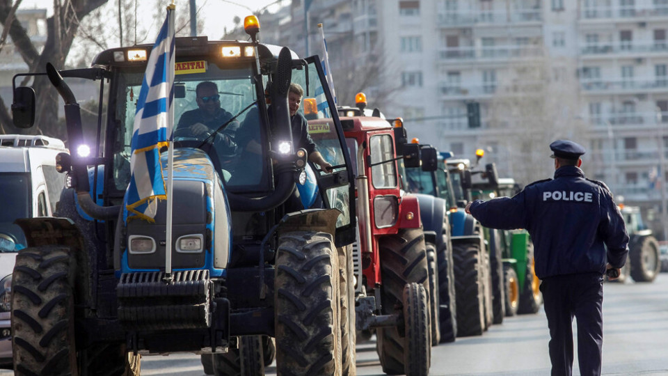 600 трактора блокираха пътища в Гърция | StandartNews.com