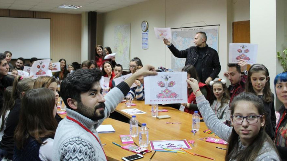 Студенти от Одрин с мартенички за „Добре дошли!“ в Разград | StandartNews.com