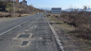 Подновиха изкърпването на улици и пътища в Момчилградско