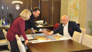 Министър Кралев оглежда терени за нов стадион в Бургас