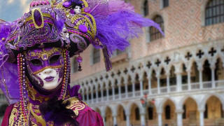 Карнавалът във Венеция с мото "Обвинявайте Луната"