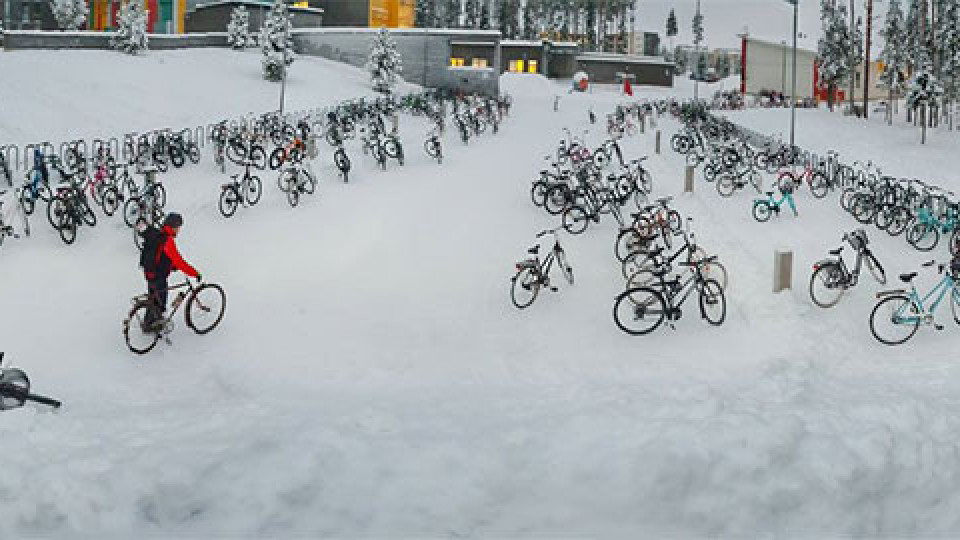 С велосипед на училище при -17 ° във Финландия | StandartNews.com