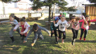 Деца се състезаваха по лъвски скок