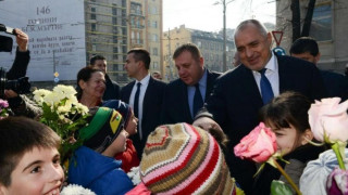 Борисов поздрави деца пред паметника на Левски