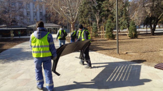 Монтират пейките в градинката на Кристал