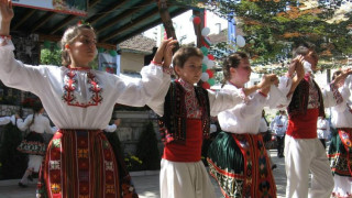 Бебета и баби обличат носии