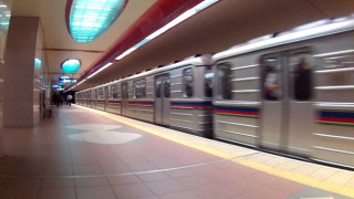 Мъже се бият в метрото в София