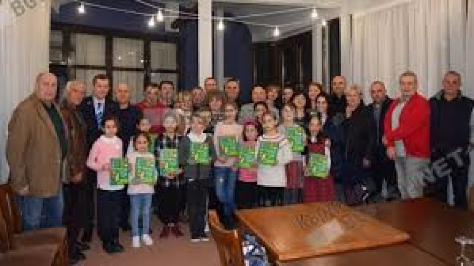 Ротарианци дариха руски учебници на деца от Кърджали | StandartNews.com