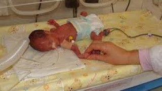 Гладуващо бебе отнето от родители вегани