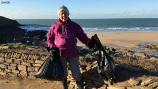 Жена чисти сама 52 плажа