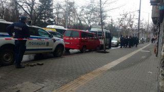 Задържаха шофьор и пътници в такси в София