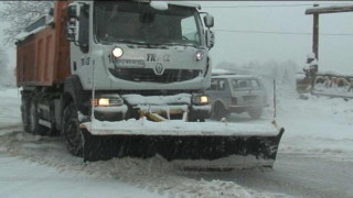 Снегът затвори редица пътища в страната