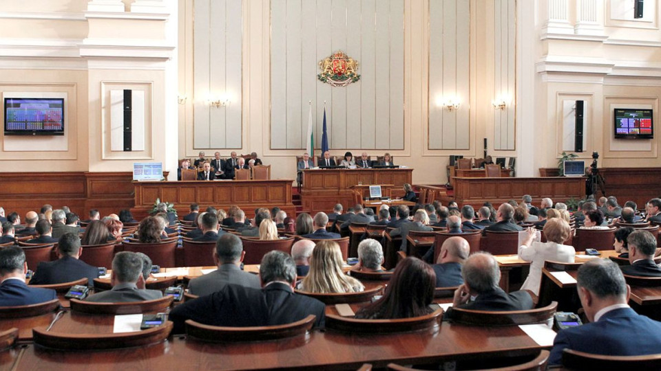 Решават в зала за заплатите на депутатите при отсъствия | StandartNews.com