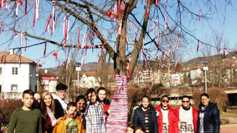 Деца от Ардино окичиха дърво с ръчно изработени мартеници | StandartNews.com