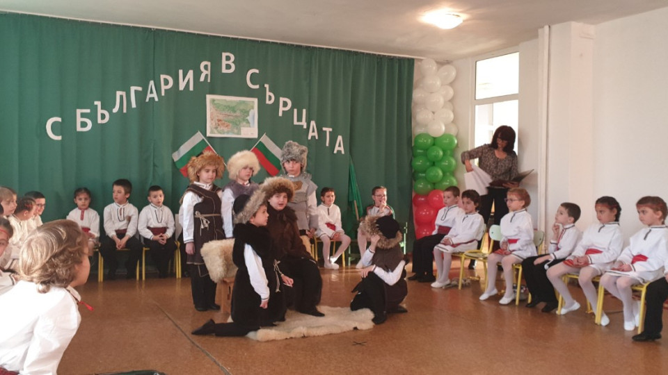 Деца от ДГ „Синчец“ с тържество за Националния ни празник | StandartNews.com