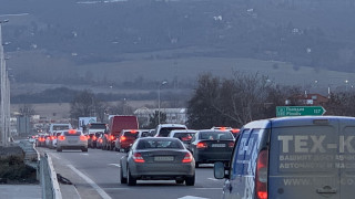 Засилен трафик по пътищата в страната