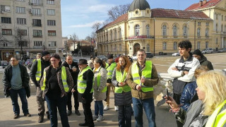 50 полицаи пазят протестна седморка