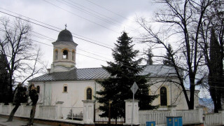 Скандал в петричкия храм заради нов свещеник