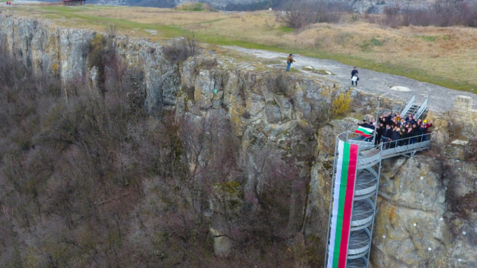 12-метров трибагреник се развява над Провадия | StandartNews.com
