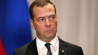 Матрьошката Медведев, от  която винаги изскача Путин