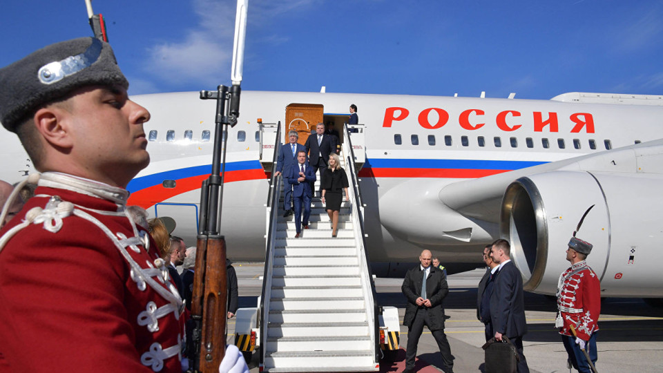Посрещнахме Медведев с "Велик е нашият войник" /СНИМКИ, ОБНОВЕНА/ | StandartNews.com