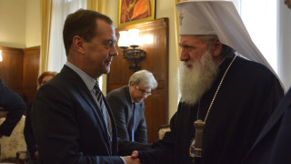 Медведев се срещна с патриарх Неофит